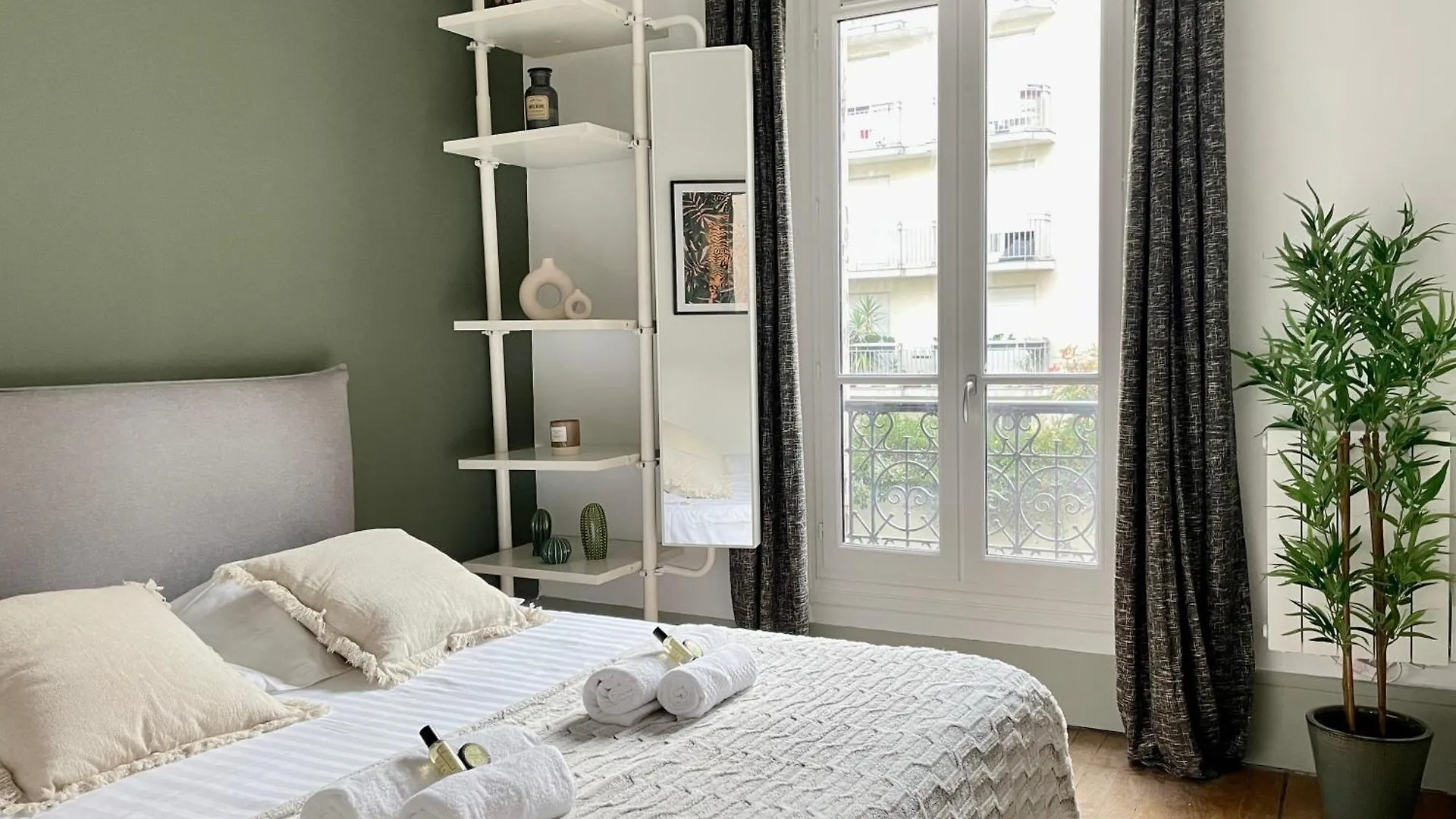Eiffel Tower Stylish Retreat Apartment Paris France