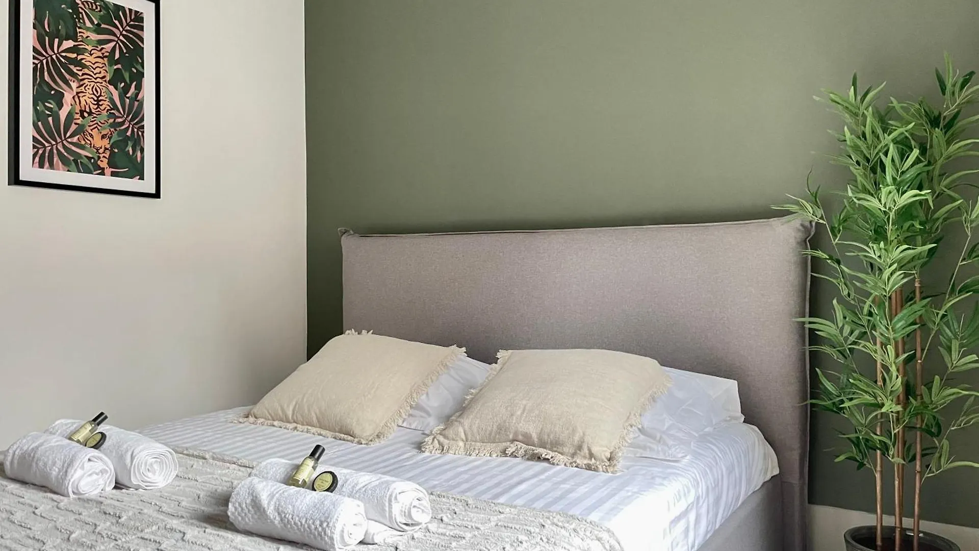 Eiffel Tower Stylish Retreat Apartment Paris 0*,  France