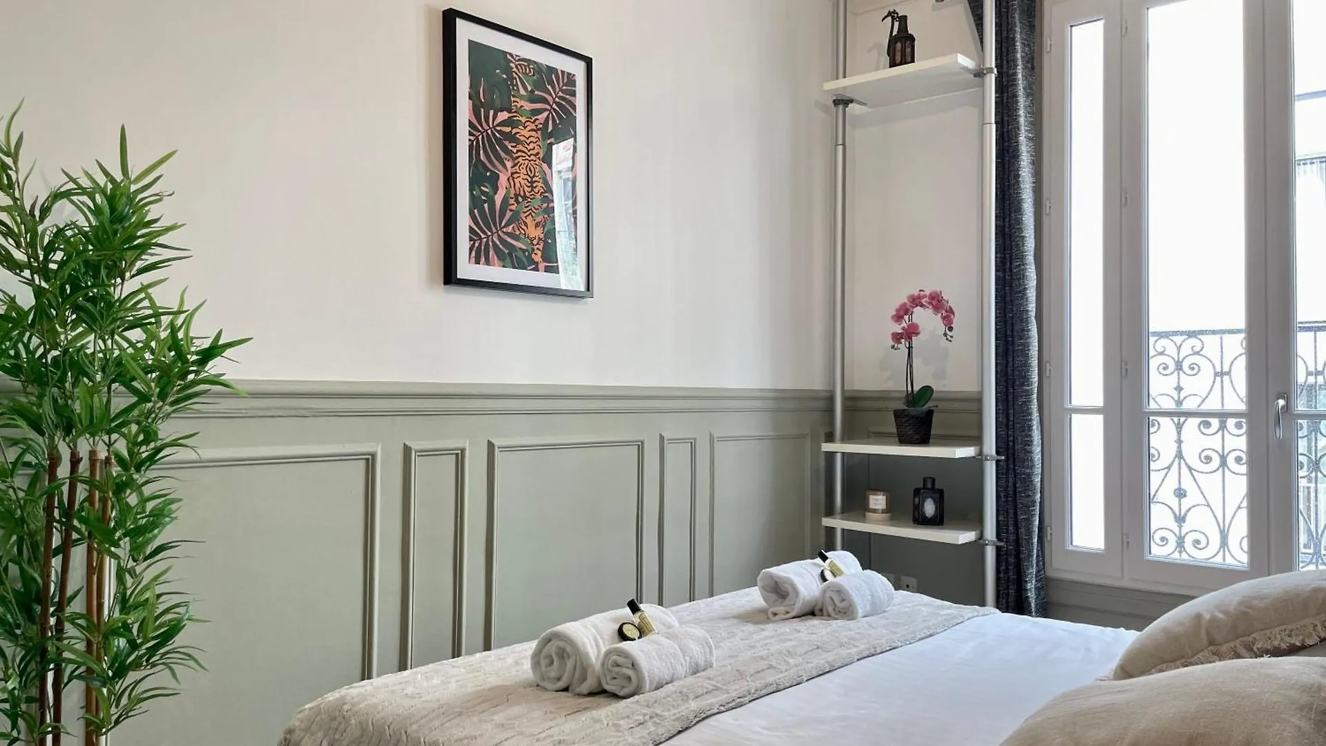 Eiffel Tower Stylish Retreat Apartment Paris France