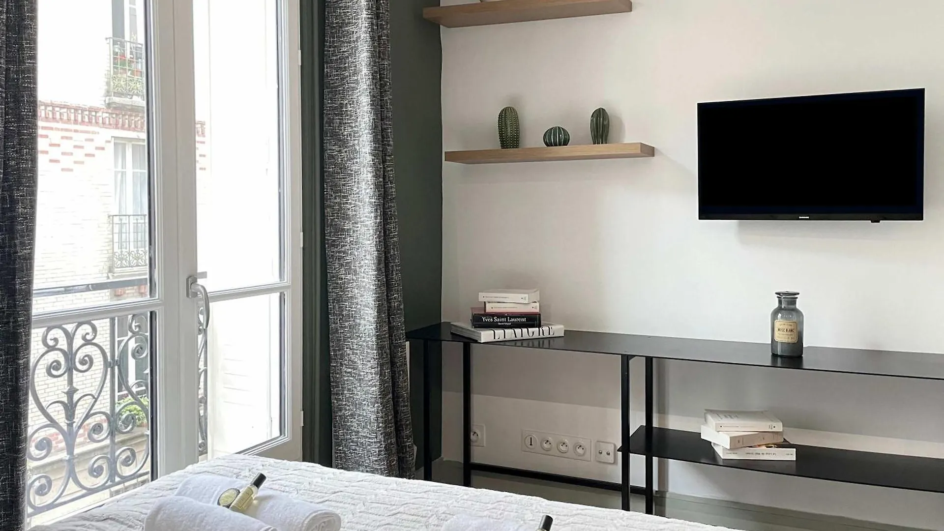 Eiffel Tower Stylish Retreat Apartment Paris